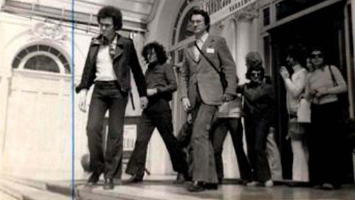 Angelo Pezzana e altre persone escono dal Casinò di Sanremo, 1972. CC N/d